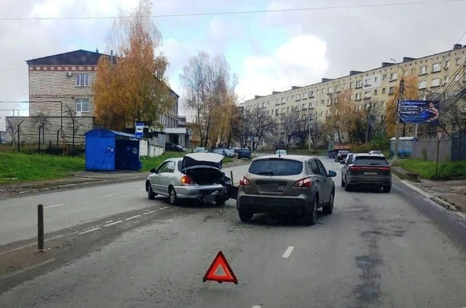 Два автомобиля столкнулись на улице Зерновой в Калуге.