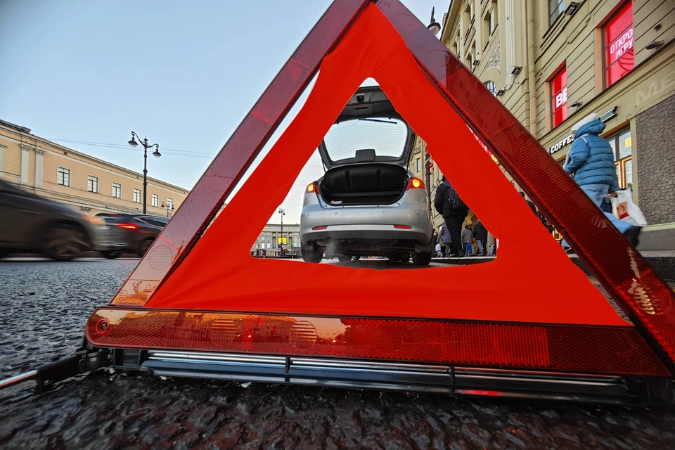 На Северном обходе под Ростовом иномарка столкнулась с фурой.