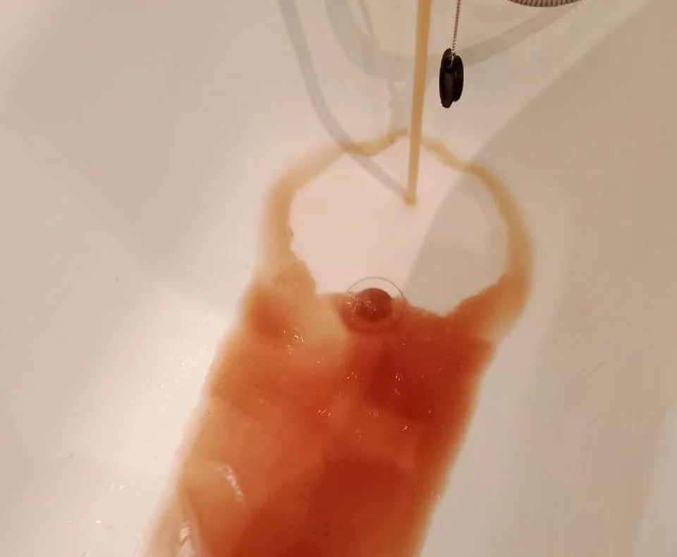 Жительница Калуги обратилась к властям из-за воды красного цвета в квартире.