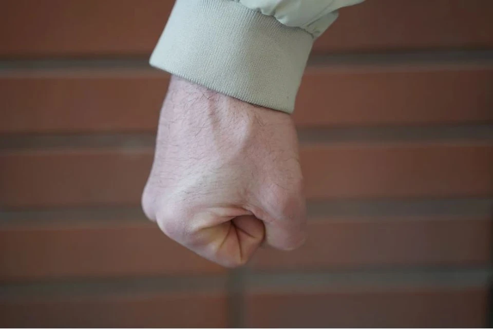 Сначала неизвестный избил женщину палкой, а затем кулаками.