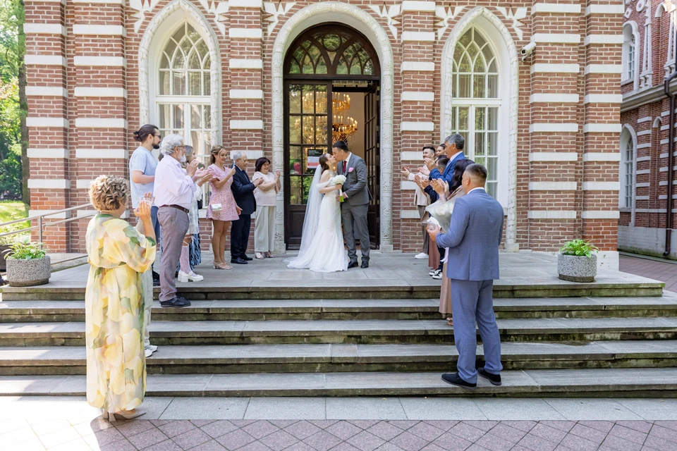 Более 45% молодоженов в Москве выбирают для свадьбы традиционные наряды. Фото: Mos.ru