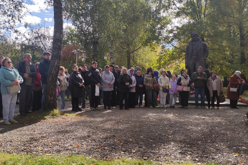 «Нависает фанатическое, до тяжёлой патологии доходящее обожание поклонников, которые за Есенина глотку перегрызут».