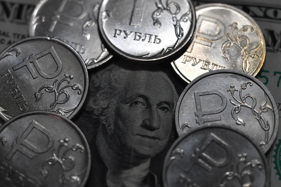 Ослабление рубля и рост курса доллара: что ждет российскую валюту в конце года