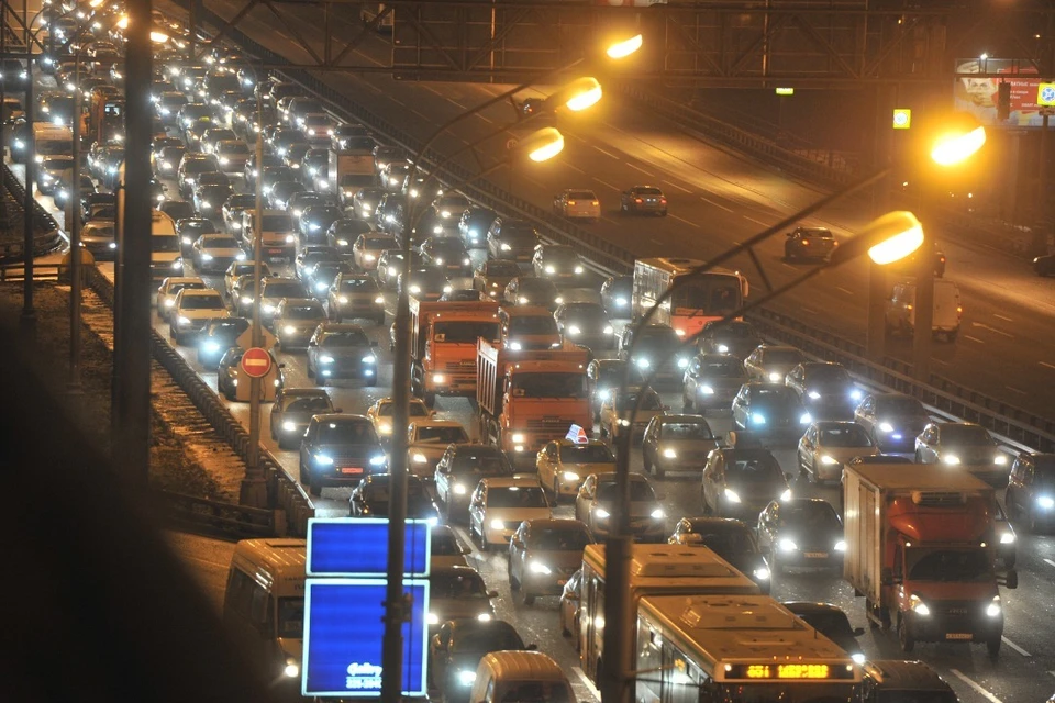 Заторы образовались на дорогах Новосибирска.