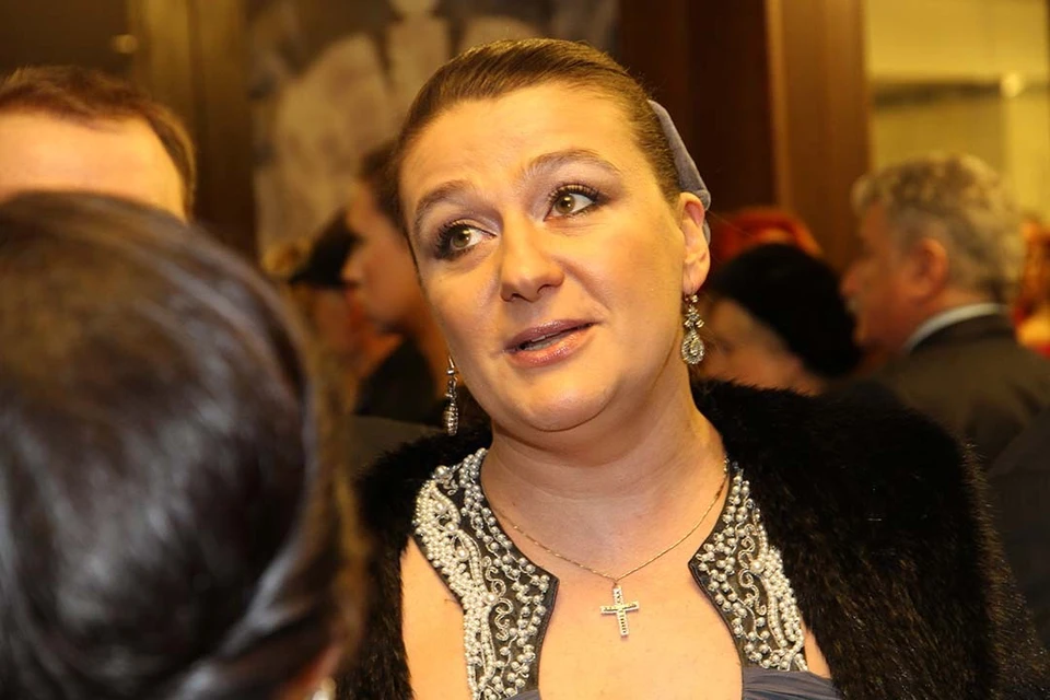 Мельникову увезли на скорой.