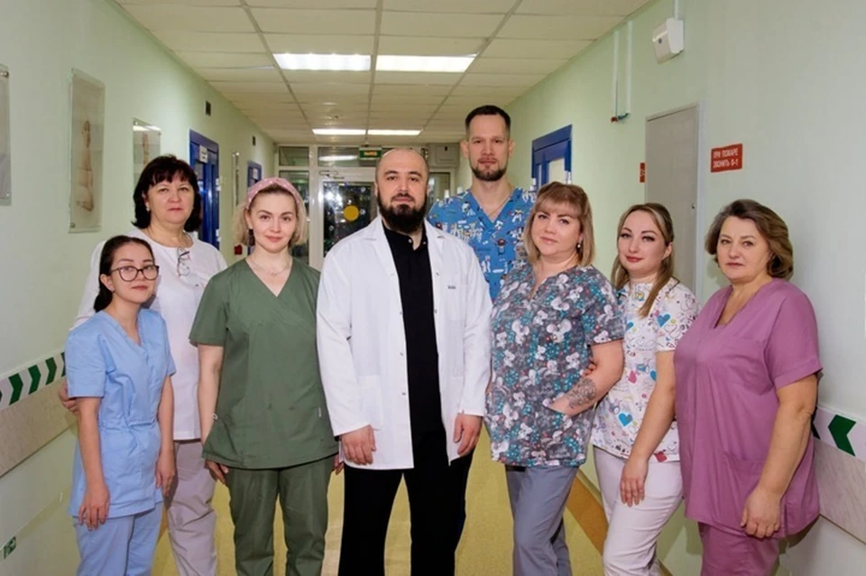 Фото: тг-канал Ларисы Белоцерковцевой. Врач-хирург Эльнур Джафаров, операционная медсестра Юлия Кондратюк, врач анестезиолог-реаниматолог Владимир Мошковский и медсестра-анестезист Юлия Буркова