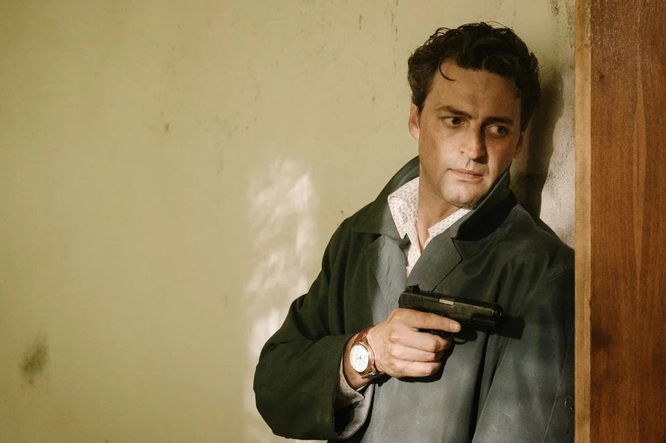 Ким Никаноров рассчитывал, что вернется к науке, параллельно выполняя не слишком обременительное задание КГБ. Но ему, бывшему валютному спекулянту, приходится стать настоящим разведчиком и рисковать жизнью (Иван Колесников).