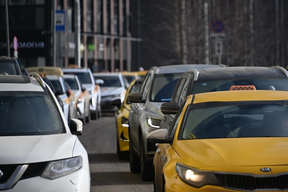 Ситуацию на дорогах усугубляют многочисленные ДТП.