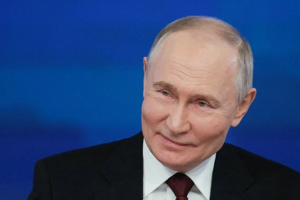 Владимир Путин приехал в военный госпиталь со спасшими бойцов иконами