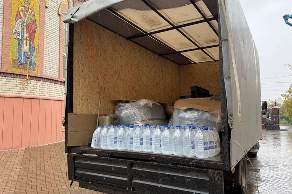 В Свято-Николаевский кафедральный собор Мариуполя доставили 1750 литров воды. Фото: ТГ/Кольцов