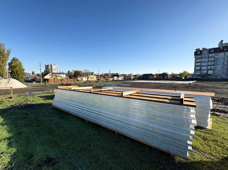 Строительство на месте, где раньше был стадион, продолжается. Фото - тг-канал администрации Бердянска