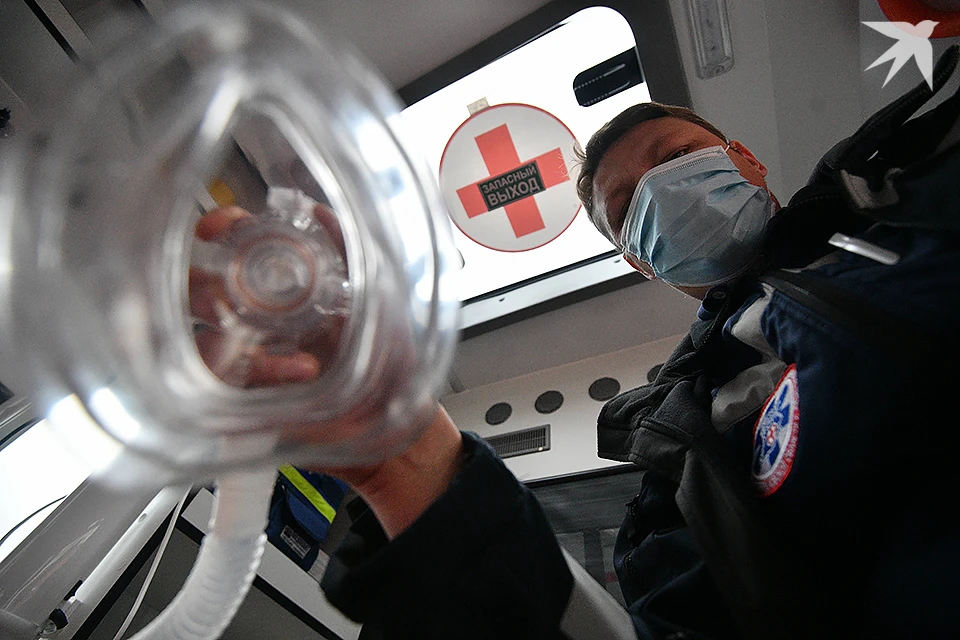 При появлении хотя бы одного симптома медлить нельзя ни минуты - необходимо сразу вызвать скорую помощь.