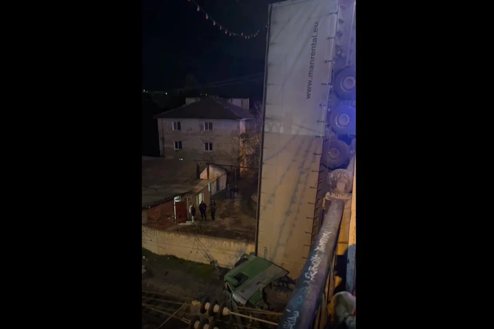 Грузовик перевернулся прямо на жд-пути. Фото: ГУ МЧС по Крыму