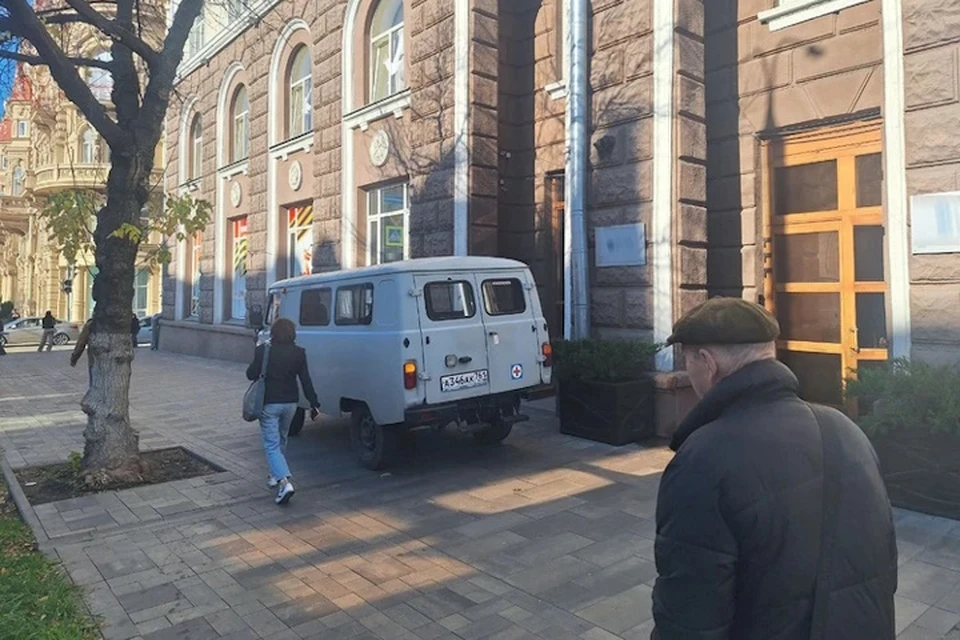 Прибывшие медики констатировали смерть двух человек, на месте работает полиция.