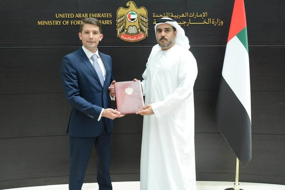 Генеральный консул Российской Федерации в Дубае Максим Владимиров c зам. руководителя Отделения МИД ОАЭ в Дубае Р.А. Аль-Касиром. Фото: МИД ОАЭ