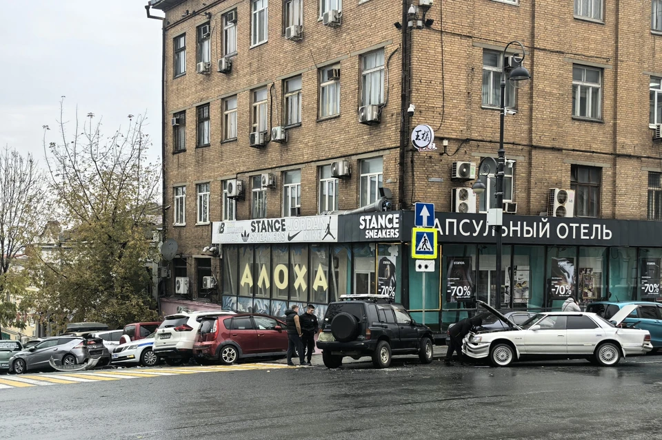 Перекресток был усыпан осколками автостекол и кусками искореженного металла