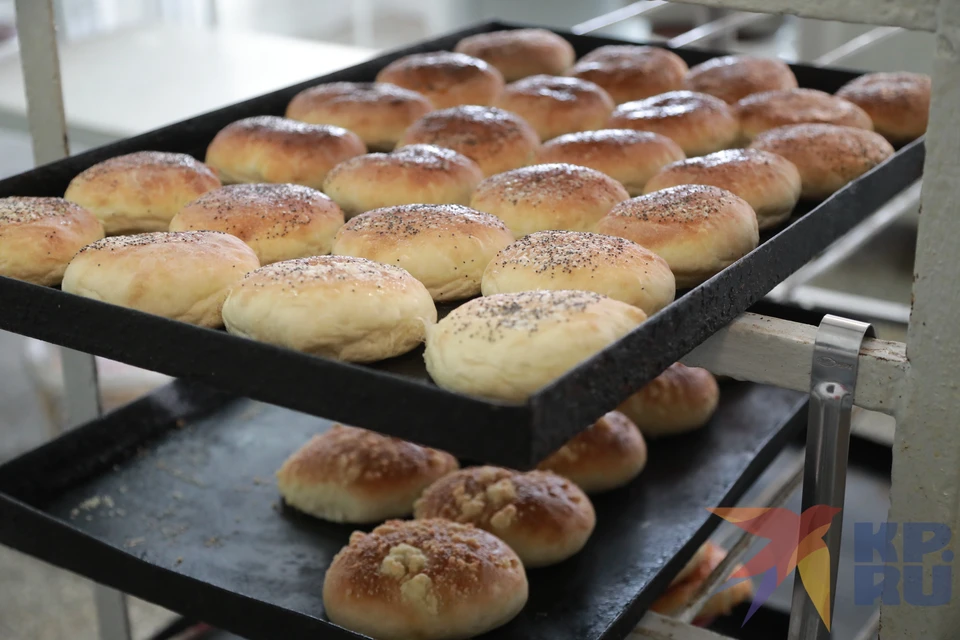 С полок магазинов было изъято и забраковано 29 партий хлебобулочных изделий и 65 партий кондитерских изделий.