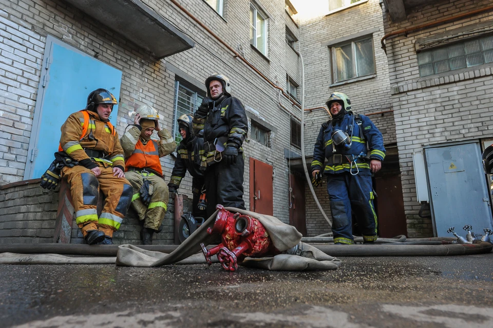 Что стало причиной появления огня, станет известно позже.