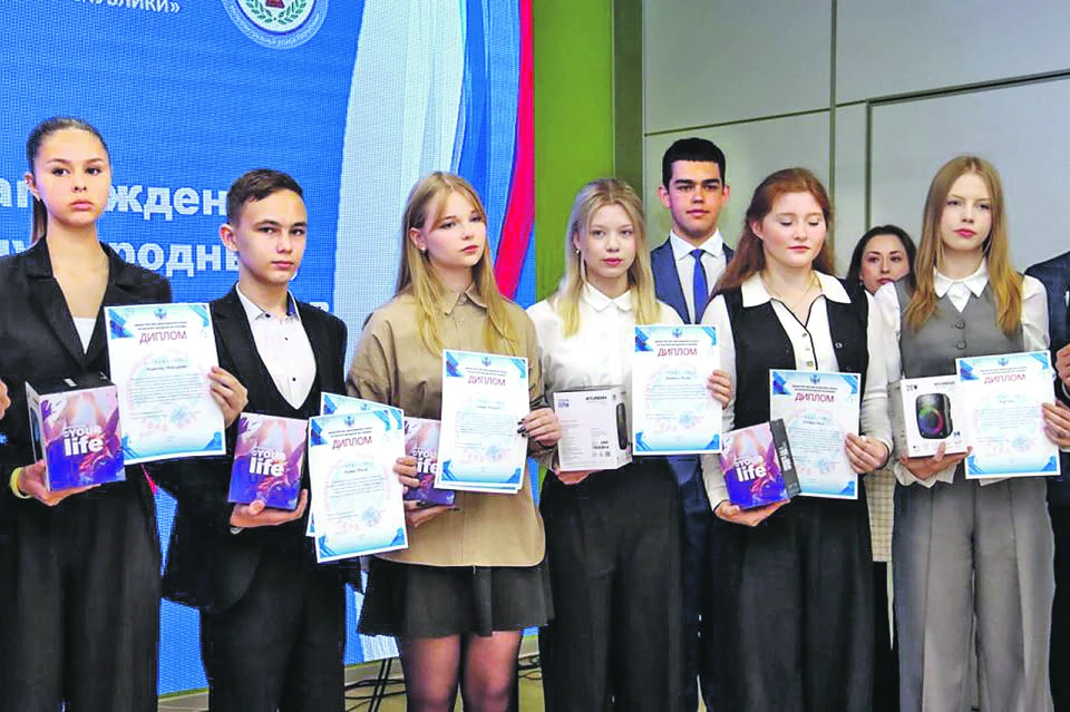 Талантливые и одаренные школьники получили награды. Минобрнауки ЛНР