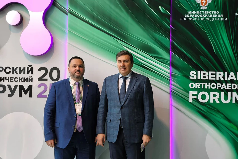Директор ФГБУ «Новосибирский НИИТО имени Я. Л. Цивьяна» Минздрава России Андрей Александрович Корыткин и заместитель губернатора - куратор Минздрава региона Константин Васильевич Хальзов. Фото: Предоставлено пресс-службой ННИИТО имени Я. Л. Цивьяна