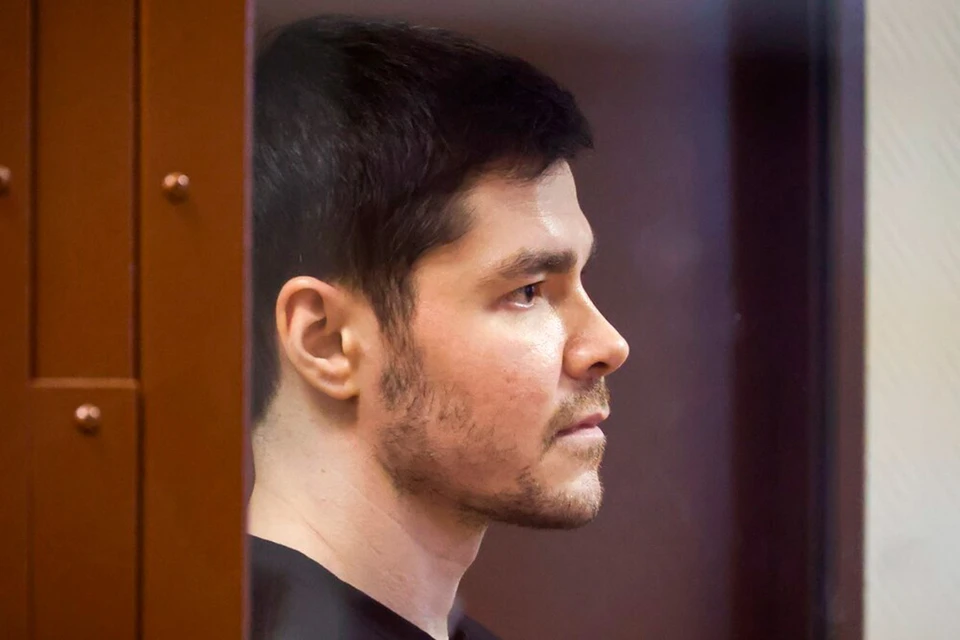 Бизнес-коуч Аяз Шабутдинов, которого Пресненский суд Москвы приговорил сегодня за мошенничество к 7 годам колонии и 5-миллионному штрафу, сможет подать на УДО в течение ближайшего полугода