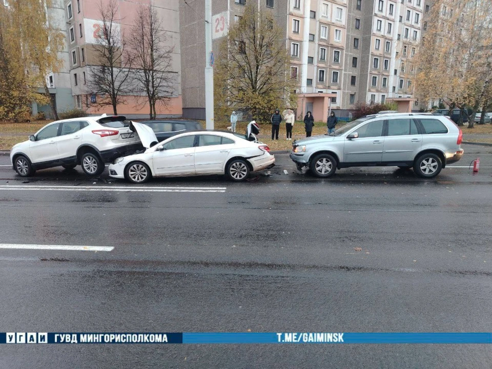 Массовое ДТП с тремя автомобилями случилось в Минске 31 октября. Фото: телеграм-канал УГАИ ГУВД Мингорисполкома