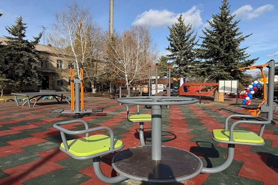 В селе Придорожное Старобешевского округа открыли современную детскую площадку. Фото: ТГ/Крамаренко