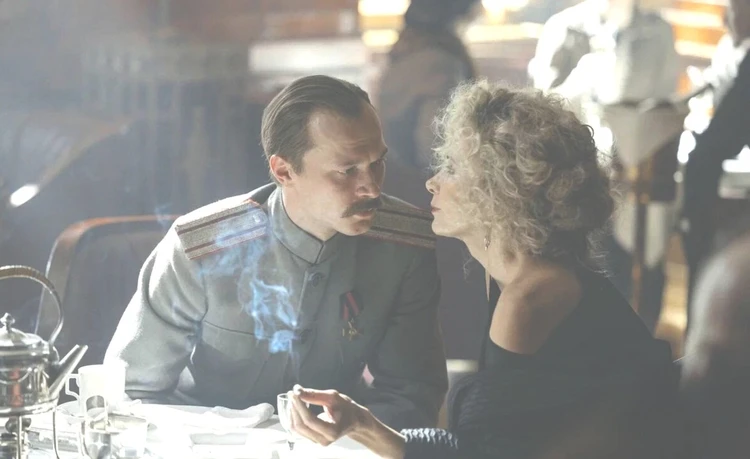 И тут усач потащил ее в чулан: за что мы так полюбили «Хроники русской революции»