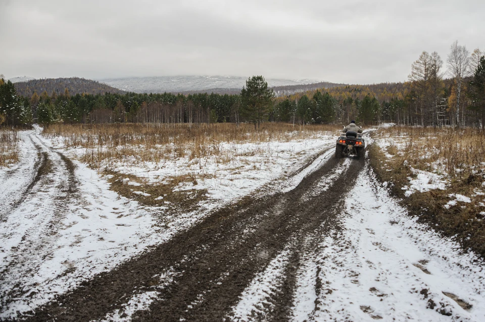На горячие линии и в соцсети поисковых отрядов постоянно сыпались сообщения, где нужно искать семью по мнению тех, кто считает себя экстрасенсами.