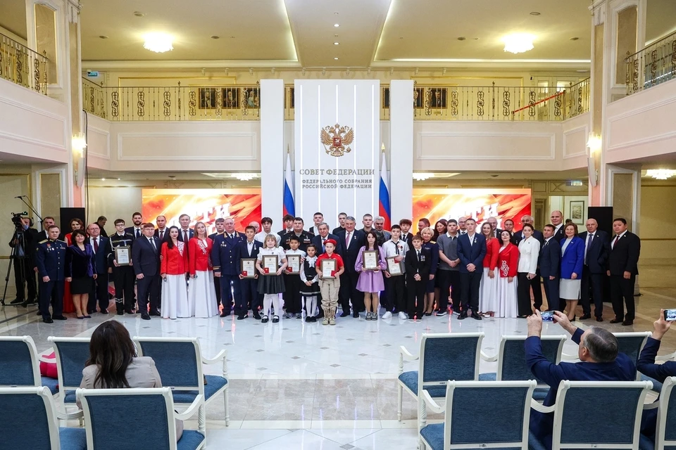Школьница из Новосибирской области получила награду Совета федерации за спасение братьев. Фото: Совет Федерации