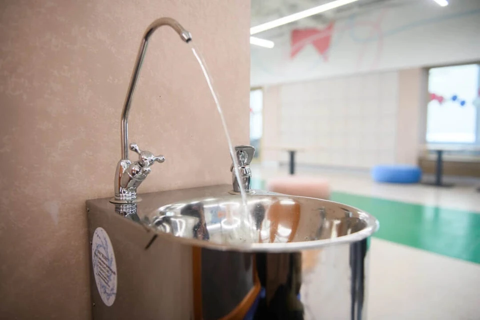 В аэропорту Толмачево установили питьевые фонтанчики после проверки прокуратуры.