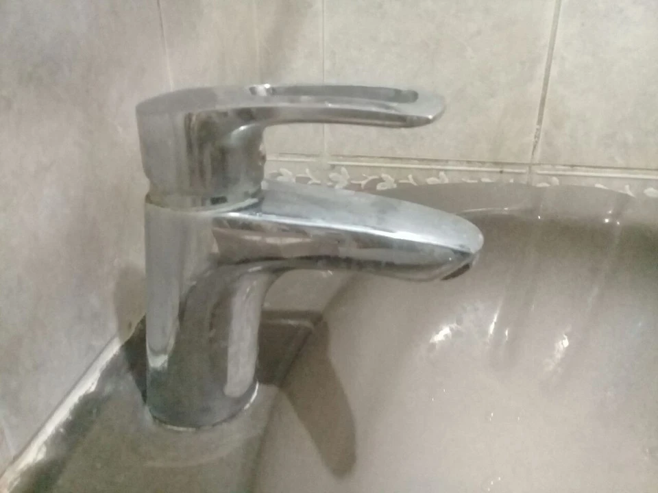 На время работ ограничено холодное водоснабжение в десятках домов.