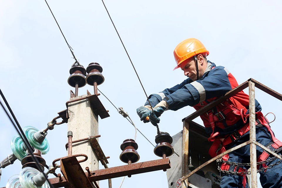 Ярославские энергетики продолжают реконструкцию ЛЭП. ФОТО: пресс-служба филиала ПАО «Россети Центр - Ярэнерго»