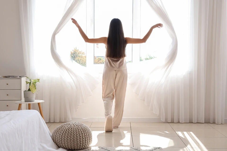 Ученые рекомендуют обеспечивать приток свежего воздуха в спальне на уровне 8 литров в секунду на человека. Фото: Pixel-Shot/Shutterstock/Fotodom.