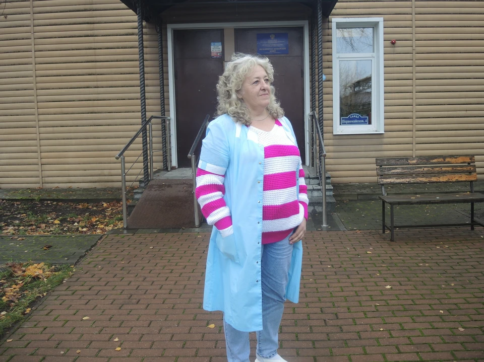 Татьяна Харитонова возле ФАПа.