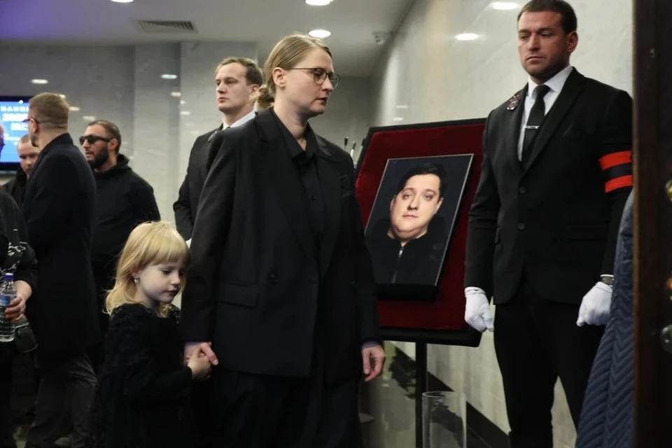 Шестилетняя дочь Романа Попова прижалась к маме на прощании с отцом