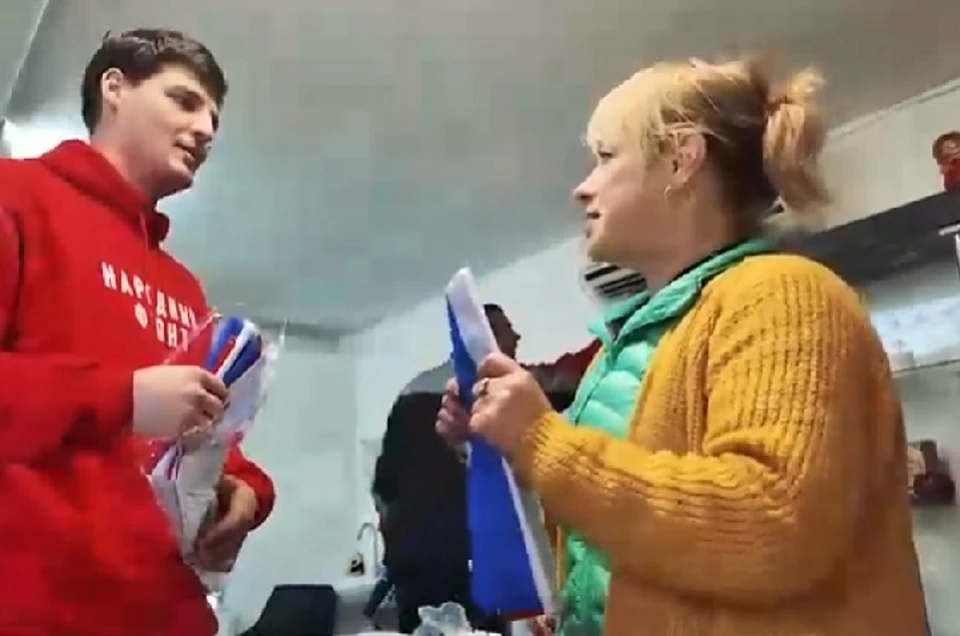 В честь Дня народного единства активисты раздали жителям Курахово флаги Российской Федерации. Фото: Народный фронт