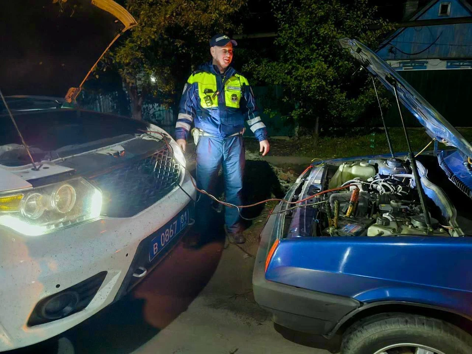 Сотрудники ДПС помогли водителю завести автомобиль. Фото: МВД по ЛНР