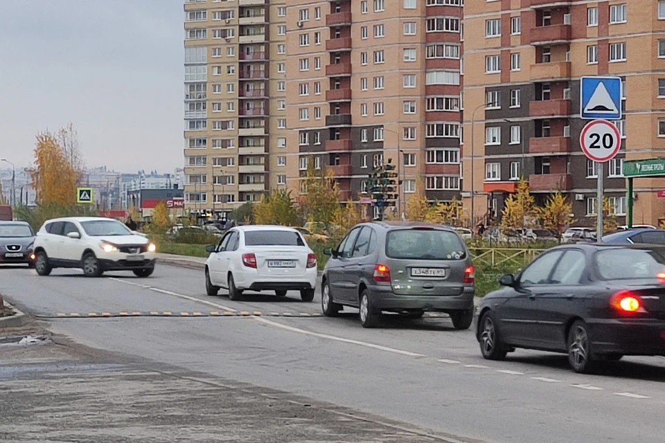 Новая искусственная неровность установлена прямо перед виражом, на котором Opel сорвался в занос