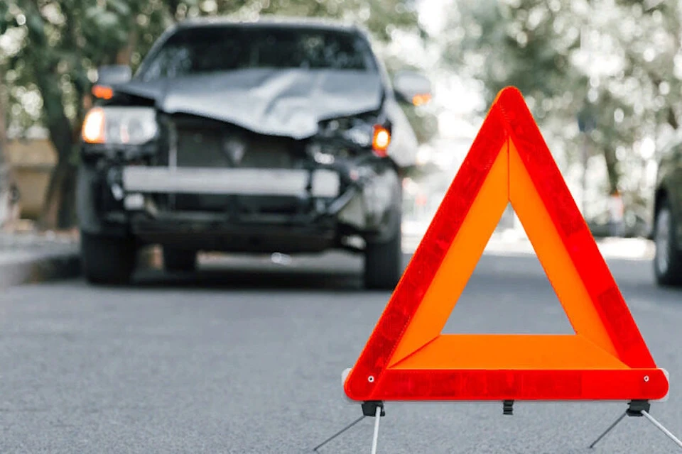 Автомобиль влетел в отбойник на МКАД, один человек погиб