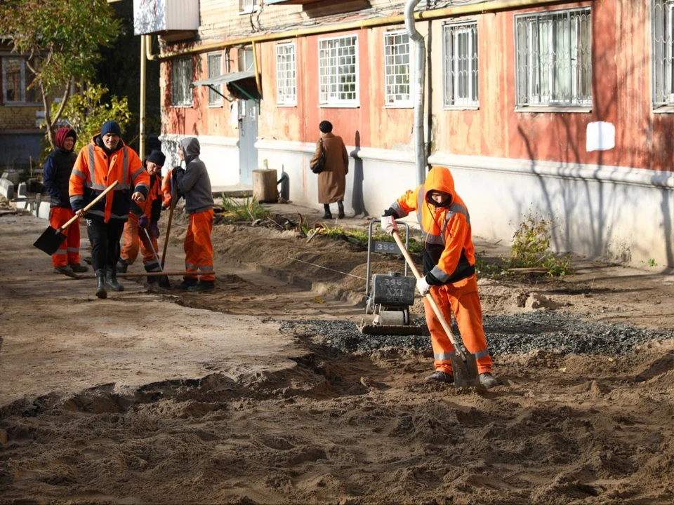 Рабочие приступили к благоустройству территории.