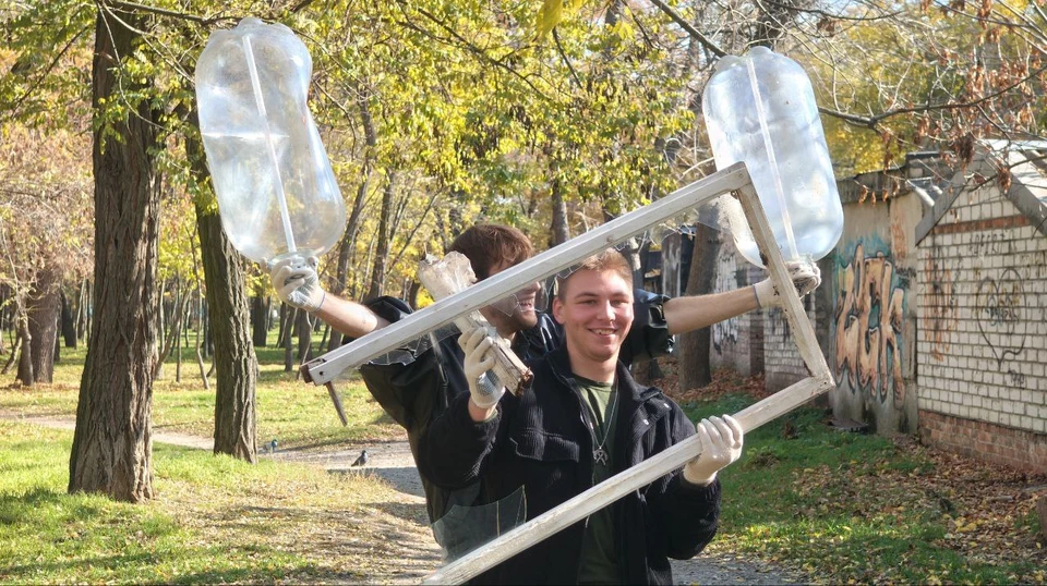 На окраине парка ребята обнаружили пластиковые бутыли и окно