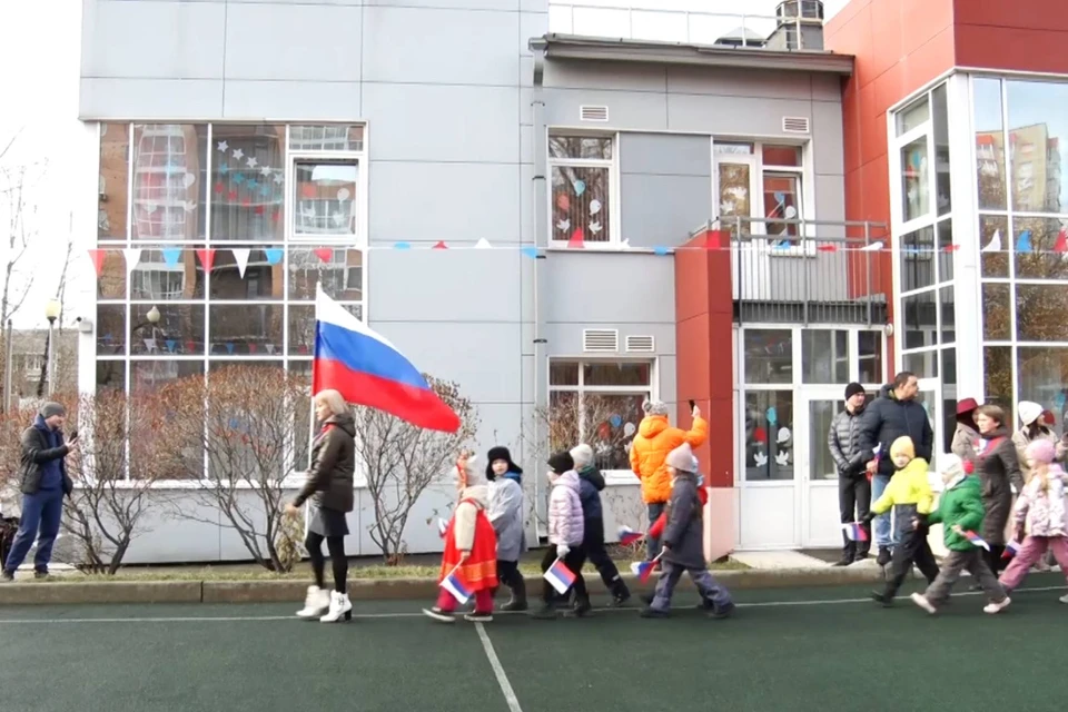 Российский триколор торжественно подняли 4 ноября на семиметровый флагшток в детском саду № 176.
