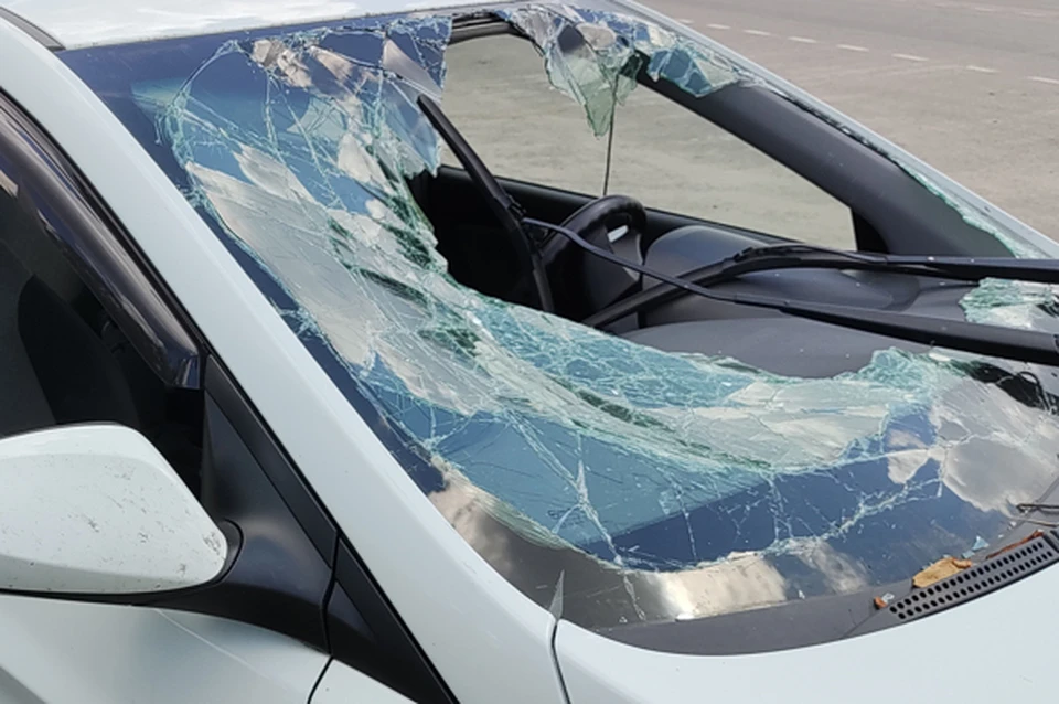Мужчина разбил лобовое стекло камнем