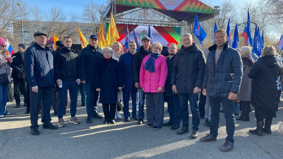 Вместе с сотнями оренбуржцев в мероприятии приняли участие депутаты городского Совета, представители органов власти, общественных и национально-культурных объединений. Фото: Оренбургский горсовет