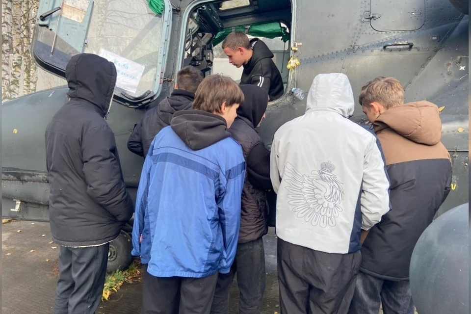 Молодежь познакомили с миром военной авиации. Фото: УМВД России по Тверской области.