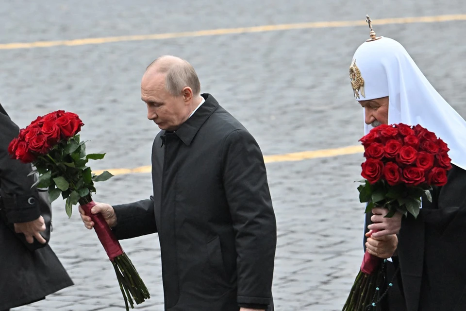 Российский президент Владимир Путин возложил цветы к мемориалу Кузьме Минину и Дмитрию Пожарскому на Красной площади в День народного единства.