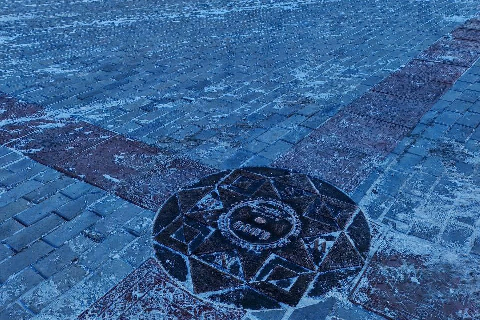 Теперь «нулевой километр» находится в центре площади Орджоникидзе. Фото: Telegram-канал Евгения Григорьева/@EvgenyGrigorev