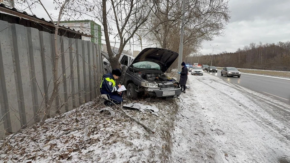 В аварии на Объездной дороге в Екатеринбурге погиб водитель «ВАЗа». Фото: Госавтоинспекция Свердловской области
