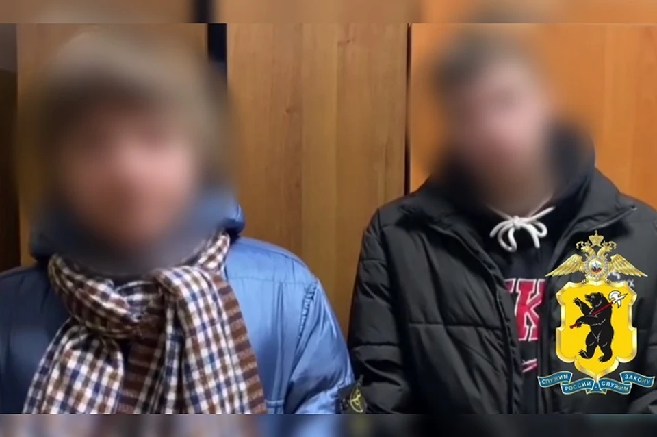 Один из подростков признался, что нанес запрещенный символ на остановку в Ярославле.